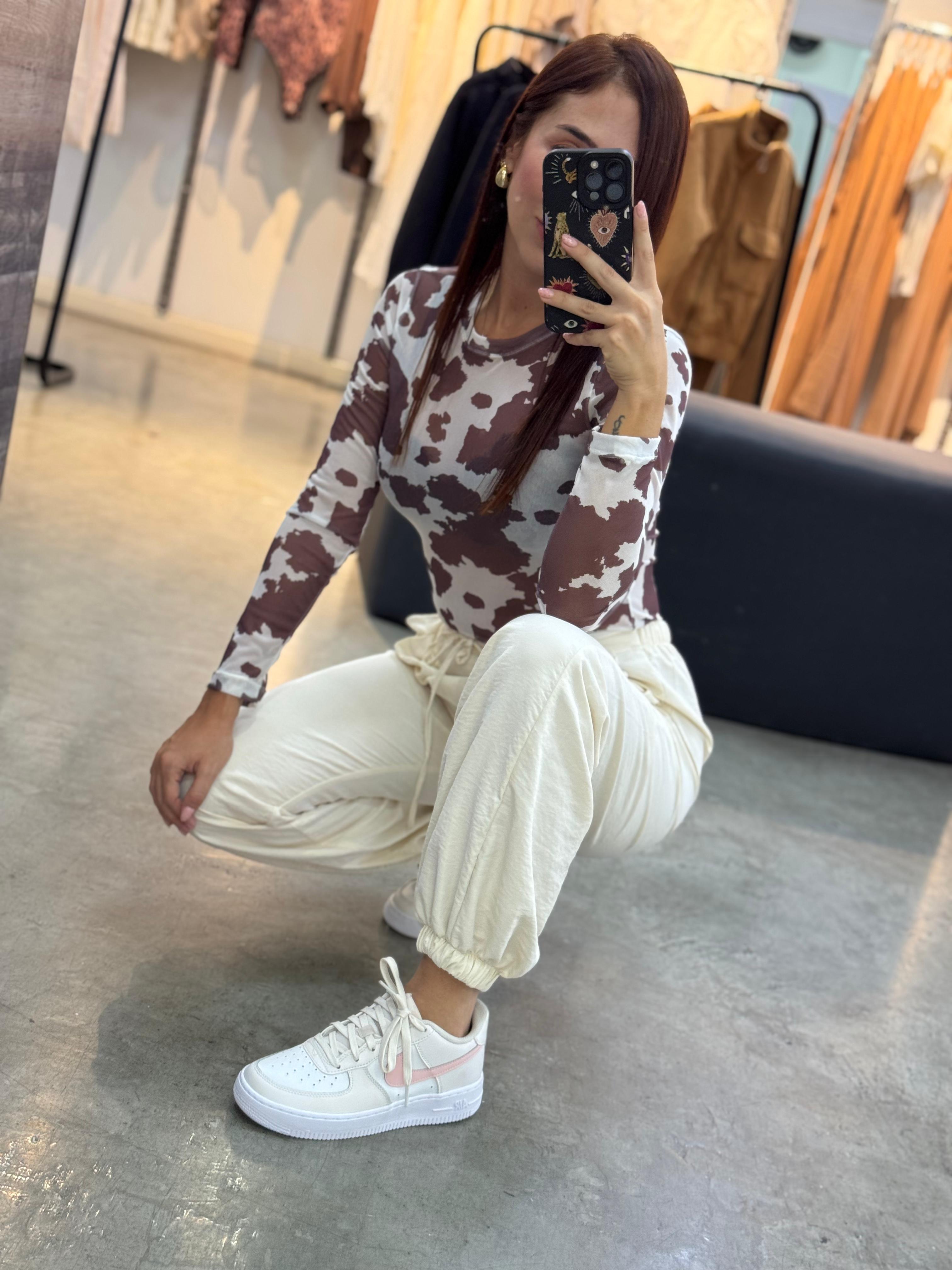 PANTALON SILUETA FLARED CON PRETINA RECOGIDA