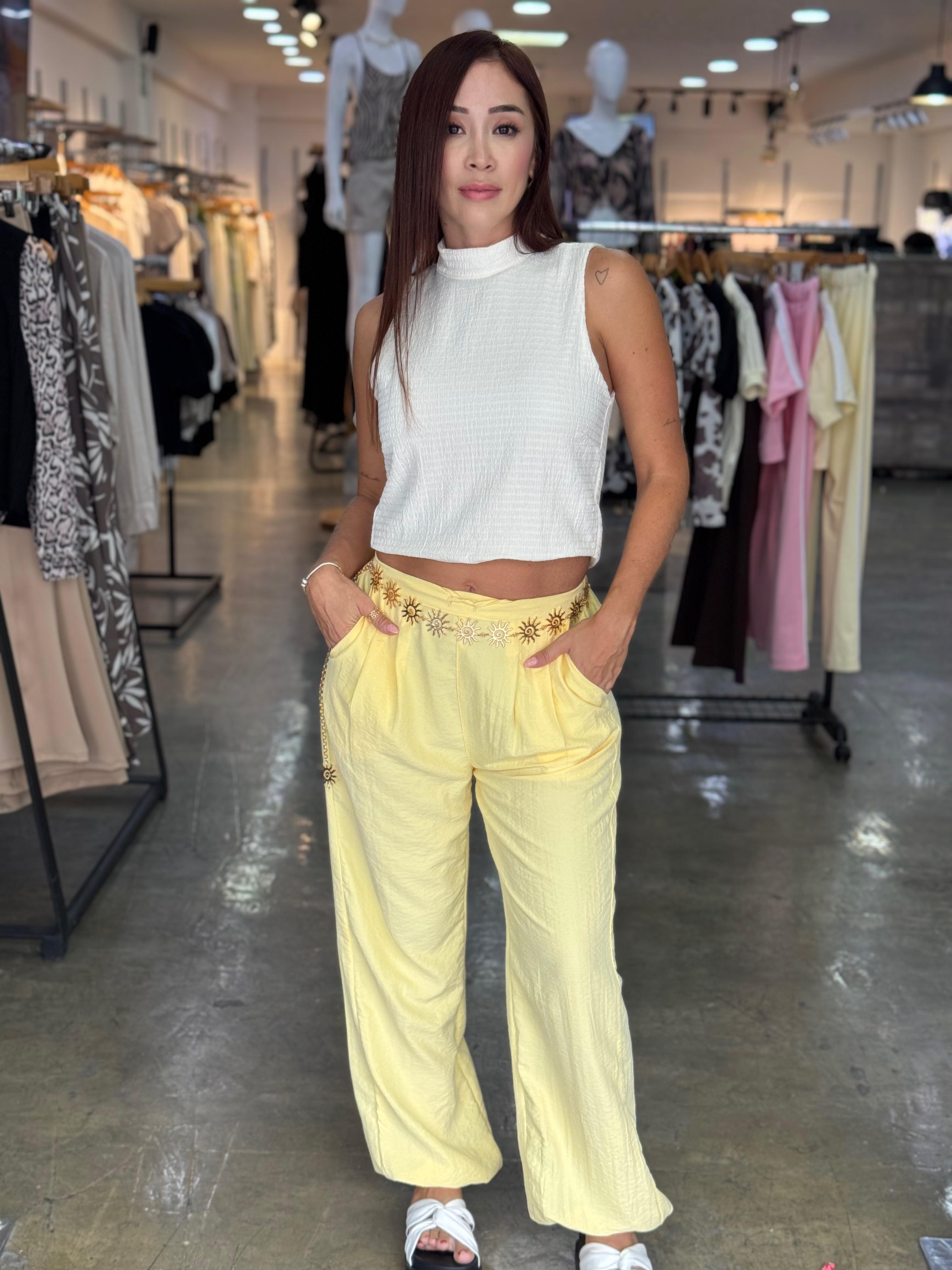 PANTALON SILUETA FLARED CON PRETINA RECOGIDA