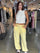 PANTALON SILUETA FLARED CON PRETINA RECOGIDA