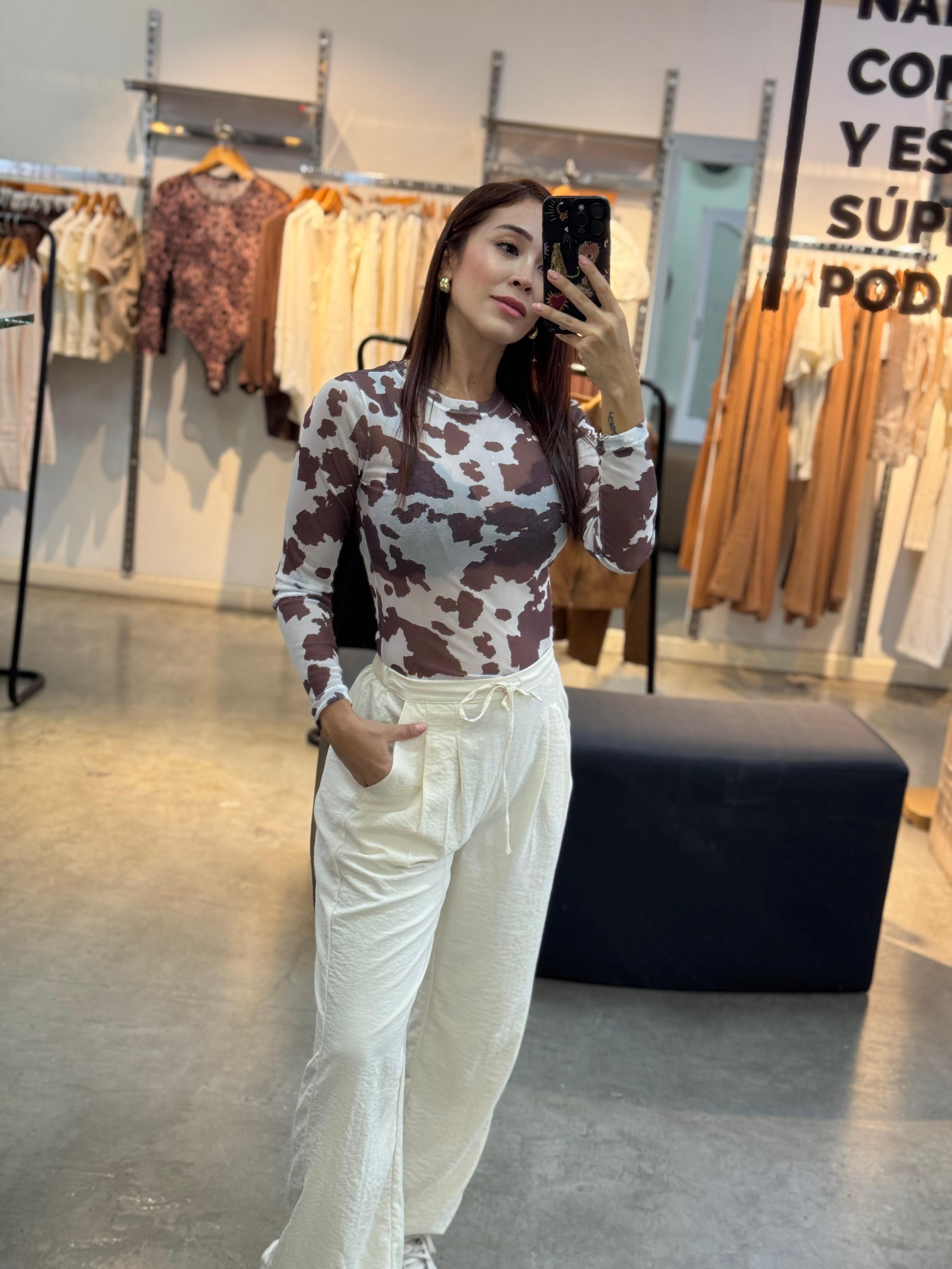 PANTALON SILUETA FLARED CON PRETINA RECOGIDA