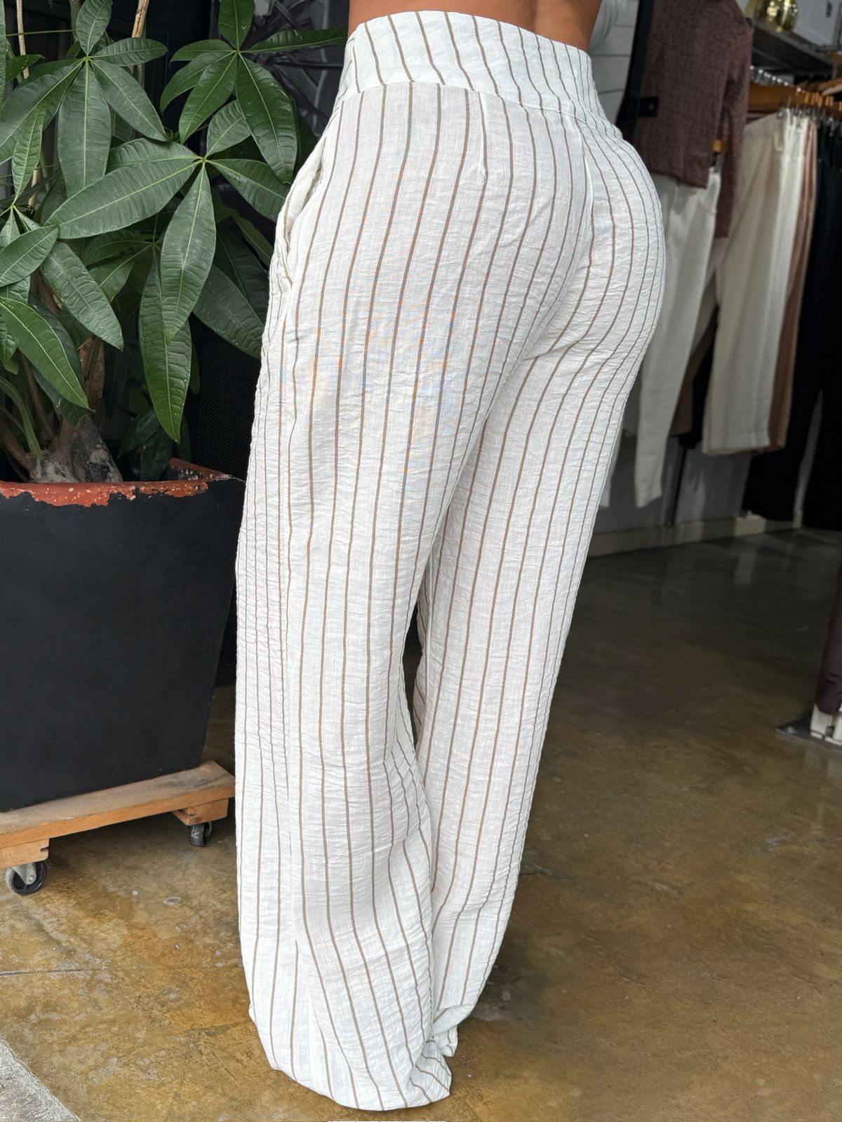 PANTALON CON CINTURON EN LA PRETINA