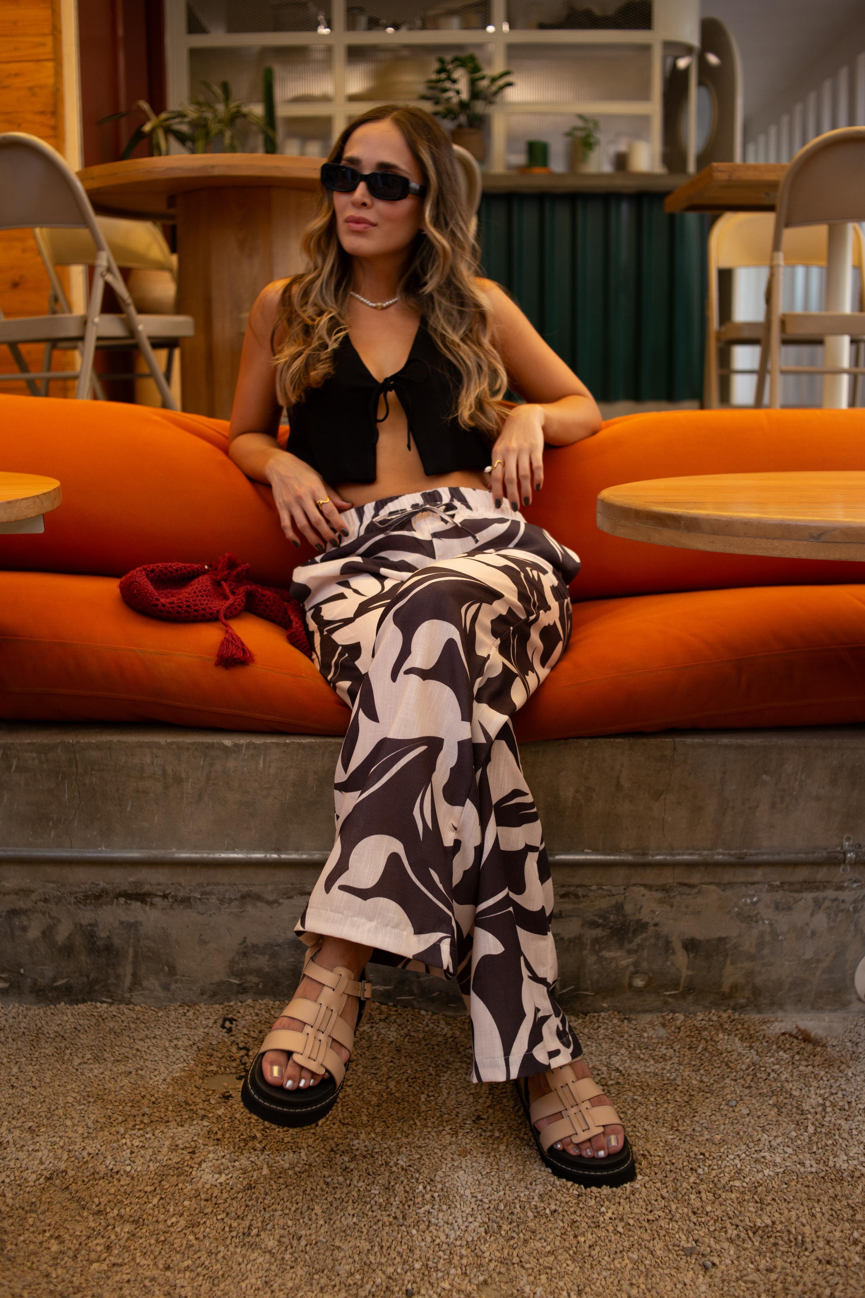 PANTALON EN TELA SUBLIMADA, PRETINA CON ELASTICO AJUSTABLE