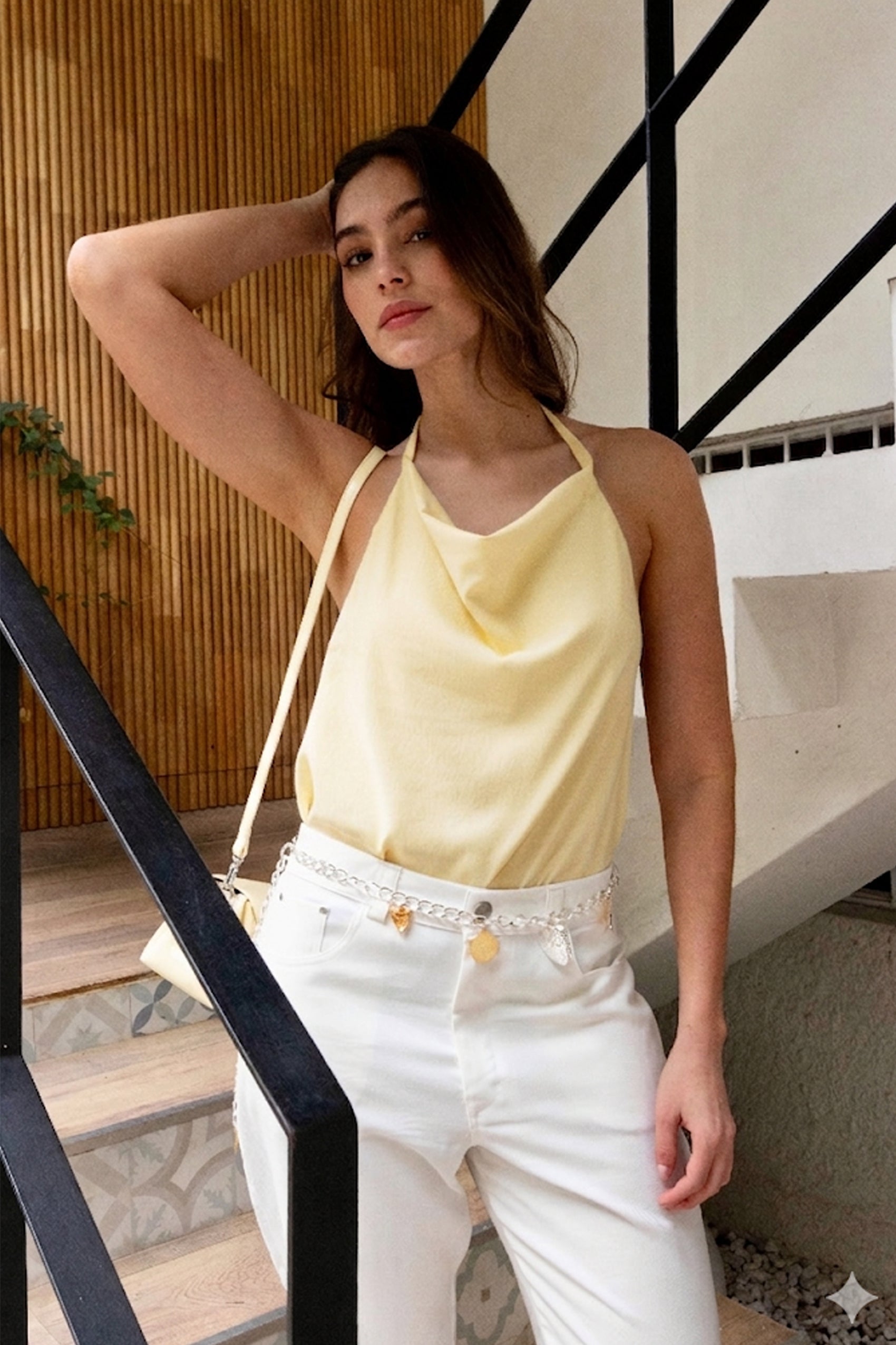 CAMISA CON ESPLADA DESCUBRIERTA