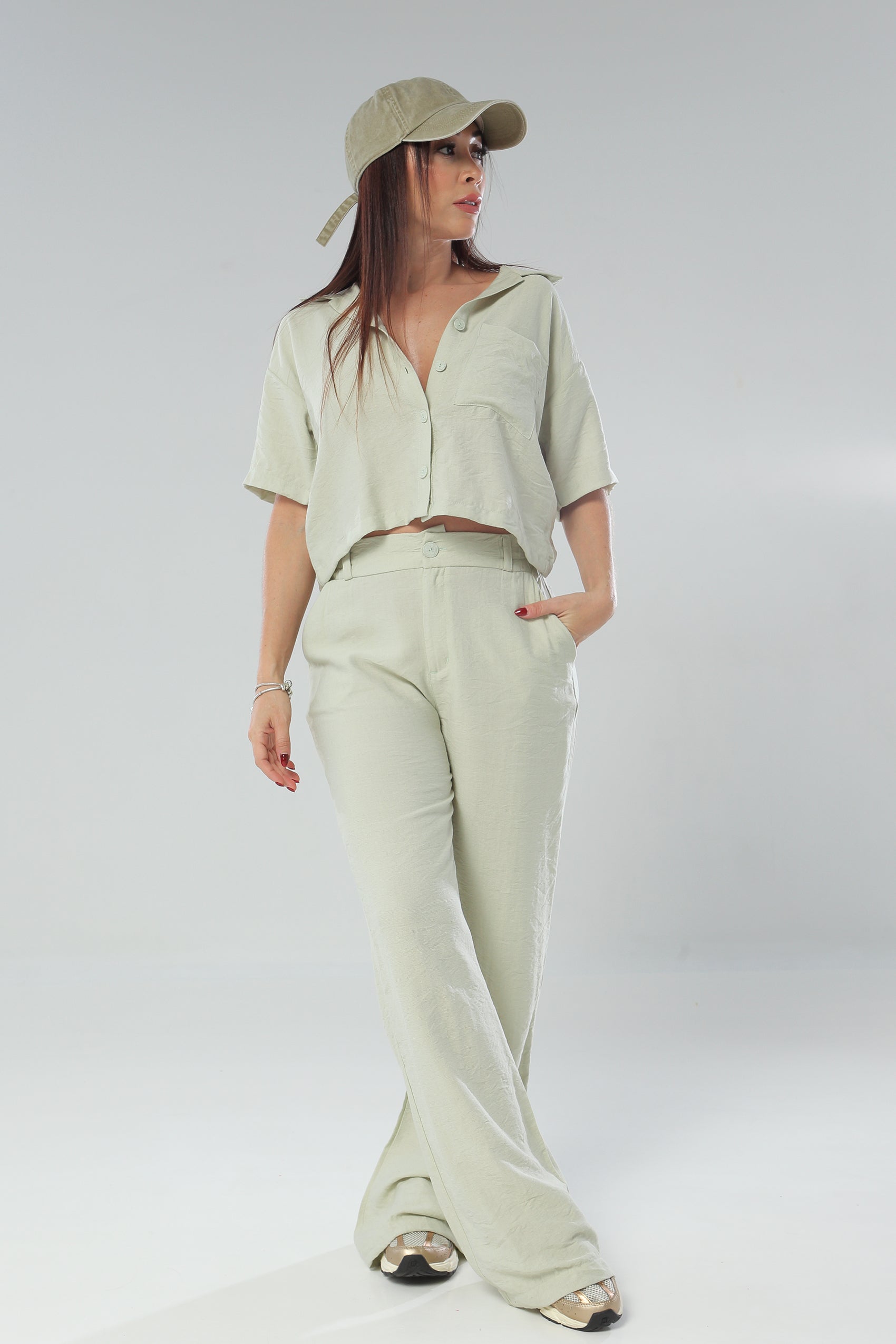 Conjunto de pantalón silueta amplia y camisa corta silueta oversize.