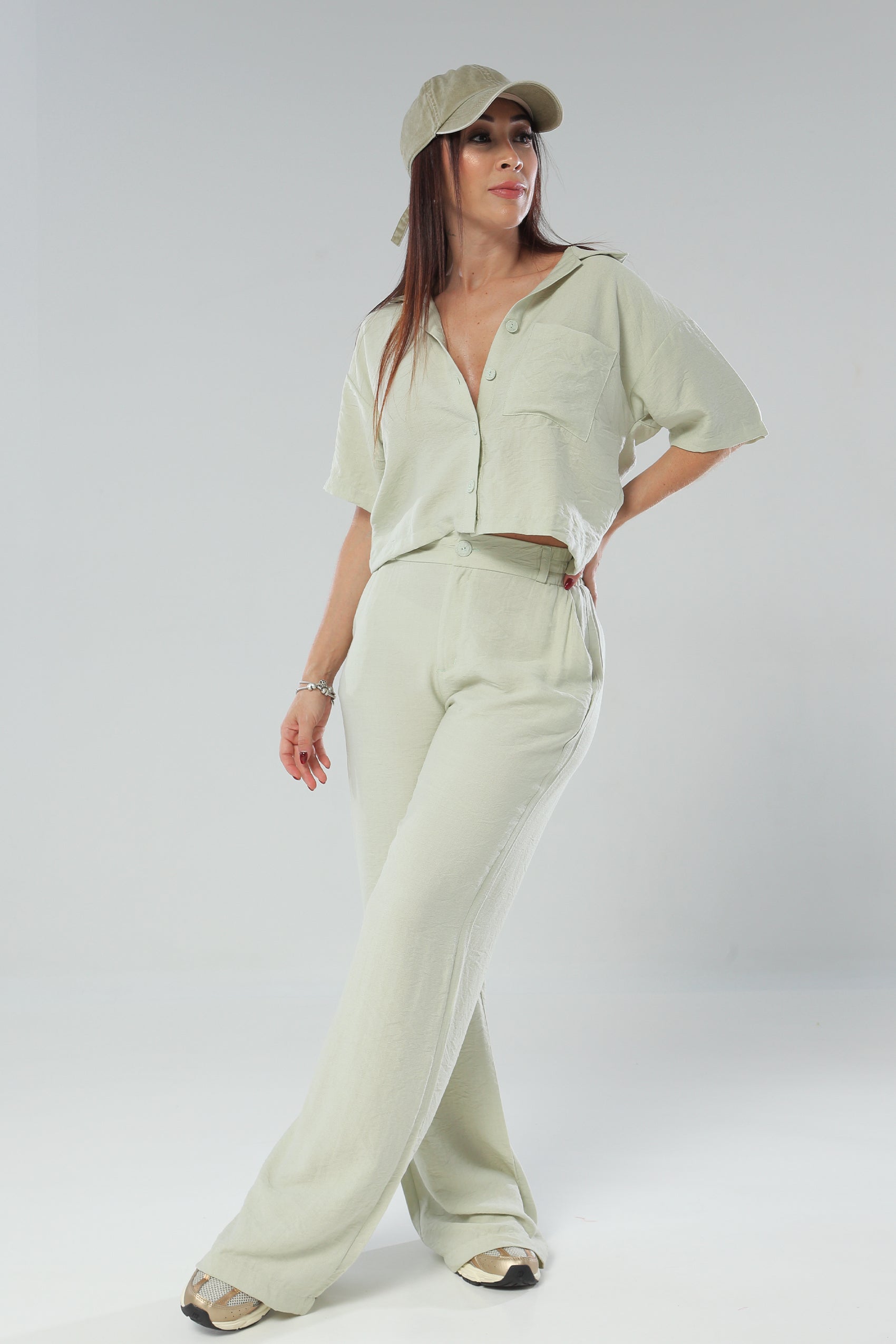 Conjunto de pantalón silueta amplia y camisa corta silueta oversize.