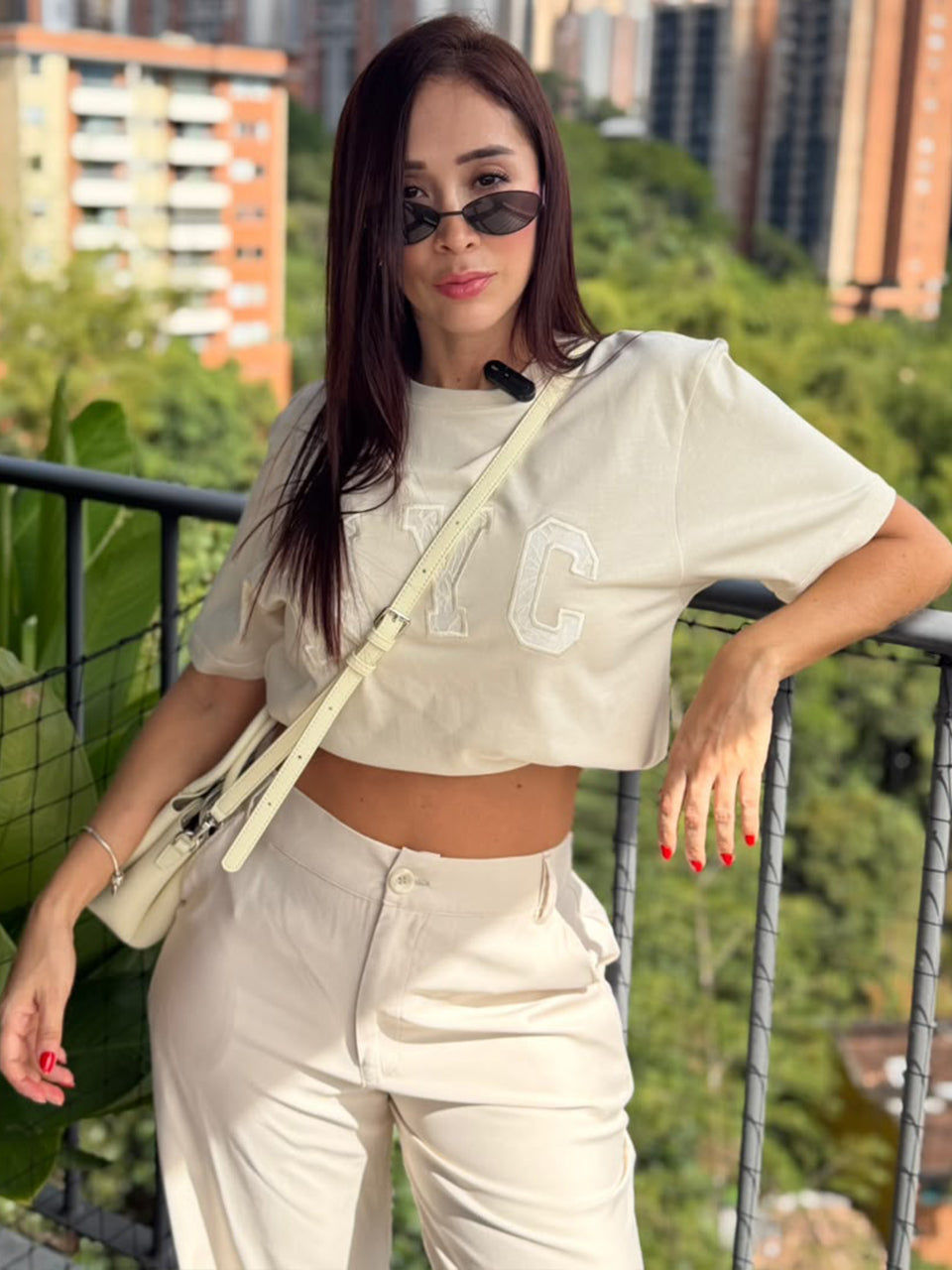 CAMISETA BASICA ALGODÓN CON BORDADO EN APLIQUE