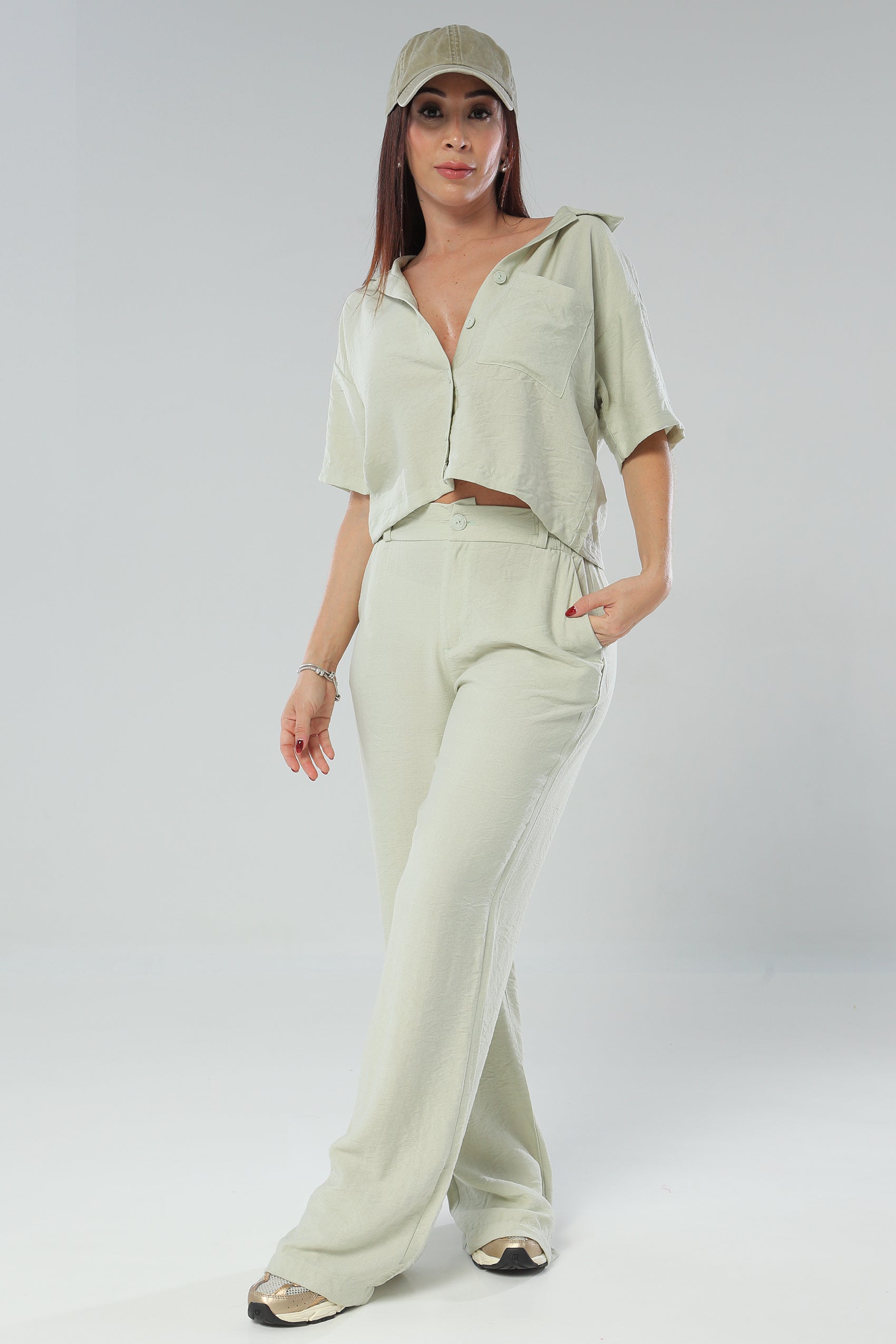 Conjunto de pantalón silueta amplia y camisa corta silueta oversize.