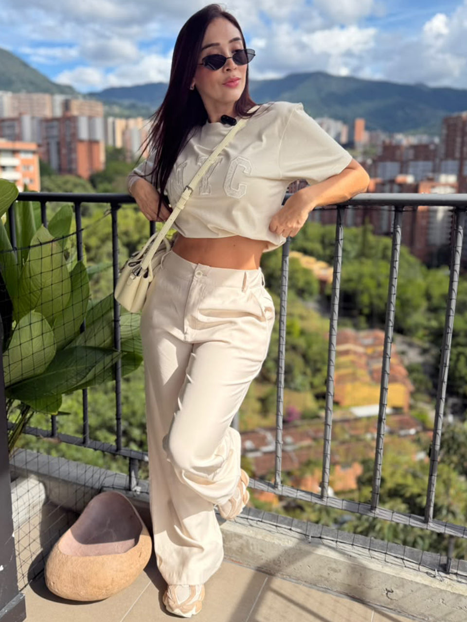 CAMISETA BASICA ALGODÓN CON BORDADO EN APLIQUE