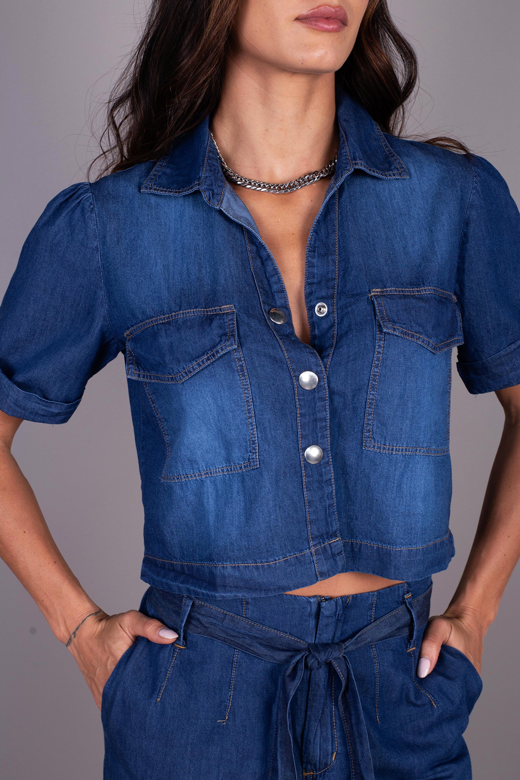 CAMISA CON BROCHES Y MANGA CORTA