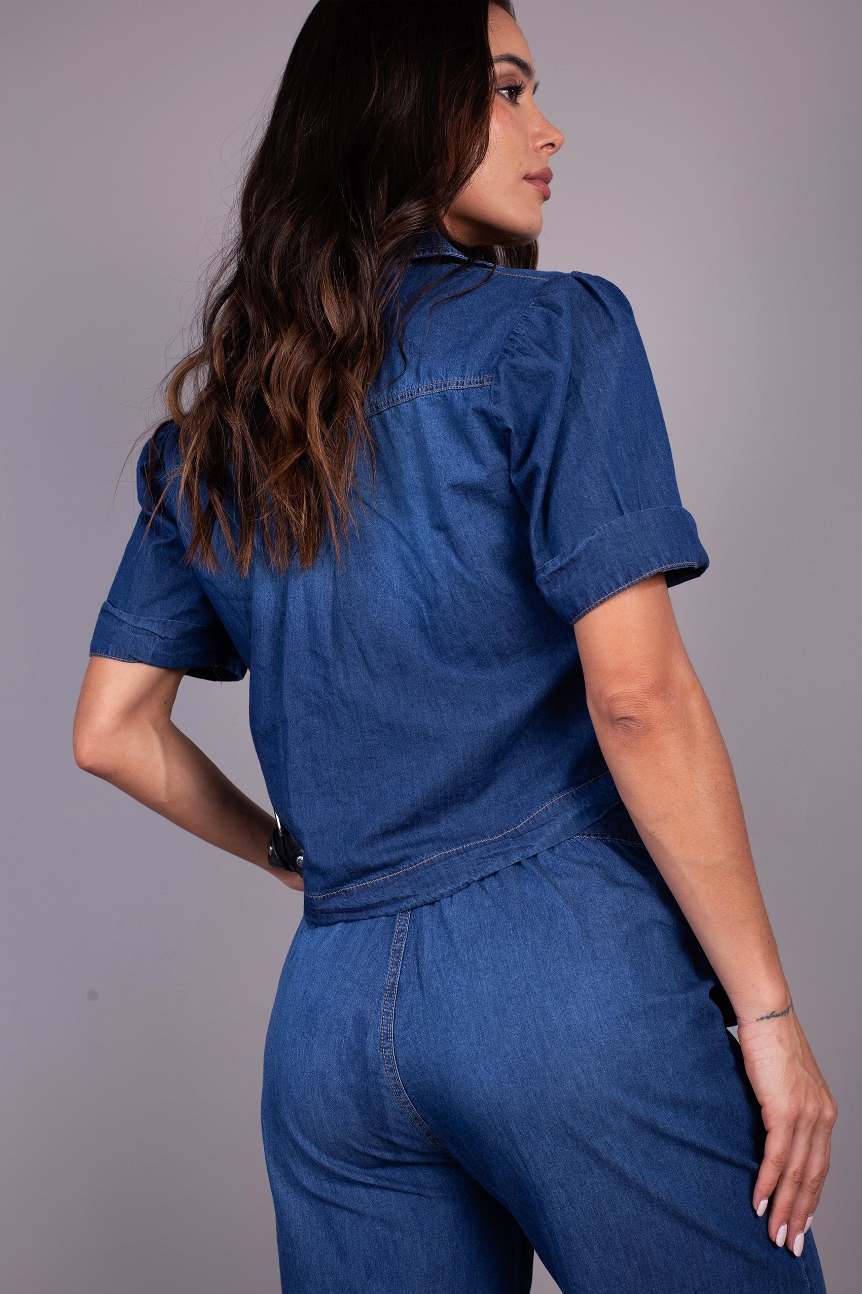 CAMISA CON BROCHES Y MANGA CORTA