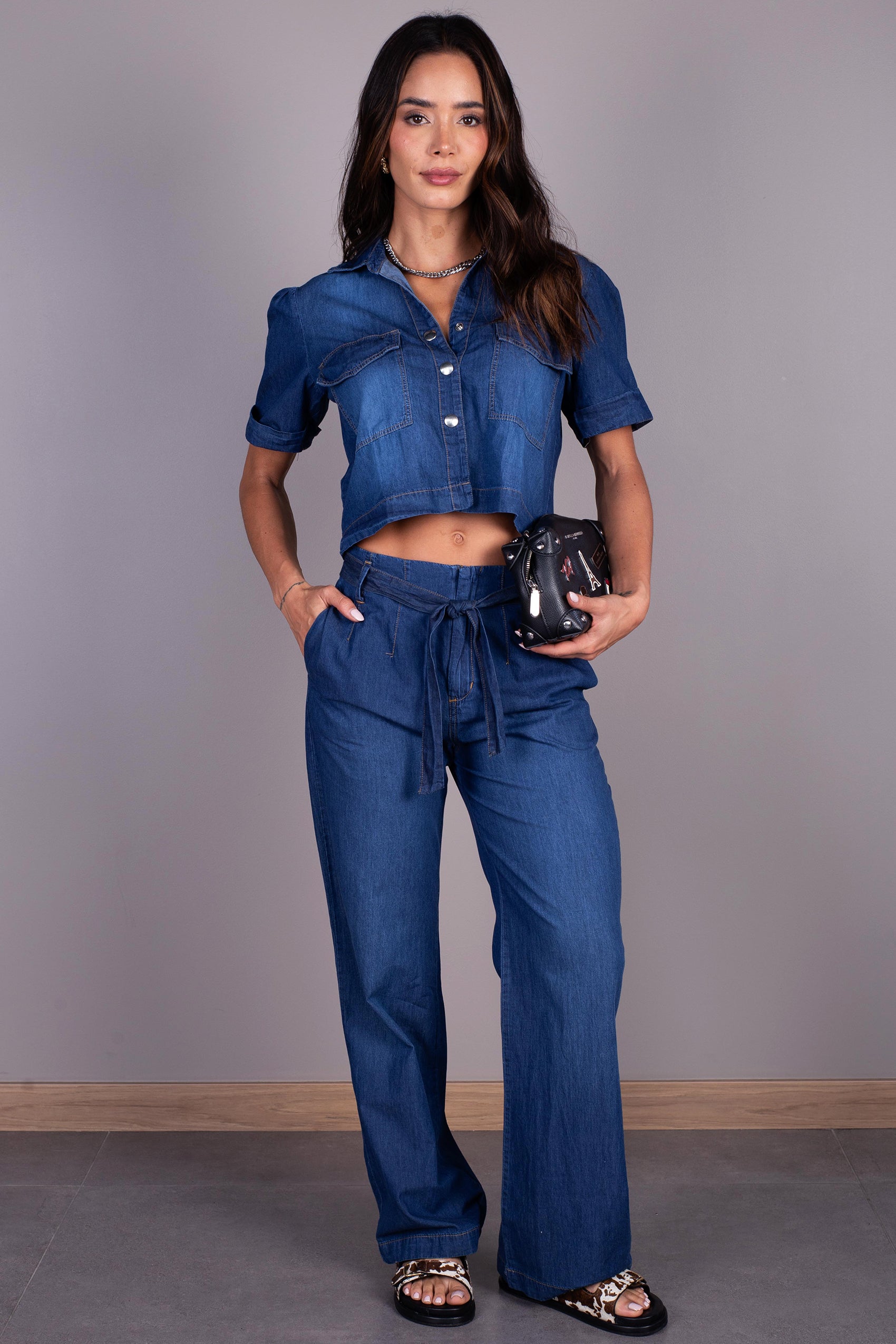 CAMISA CON BROCHES Y MANGA CORTA