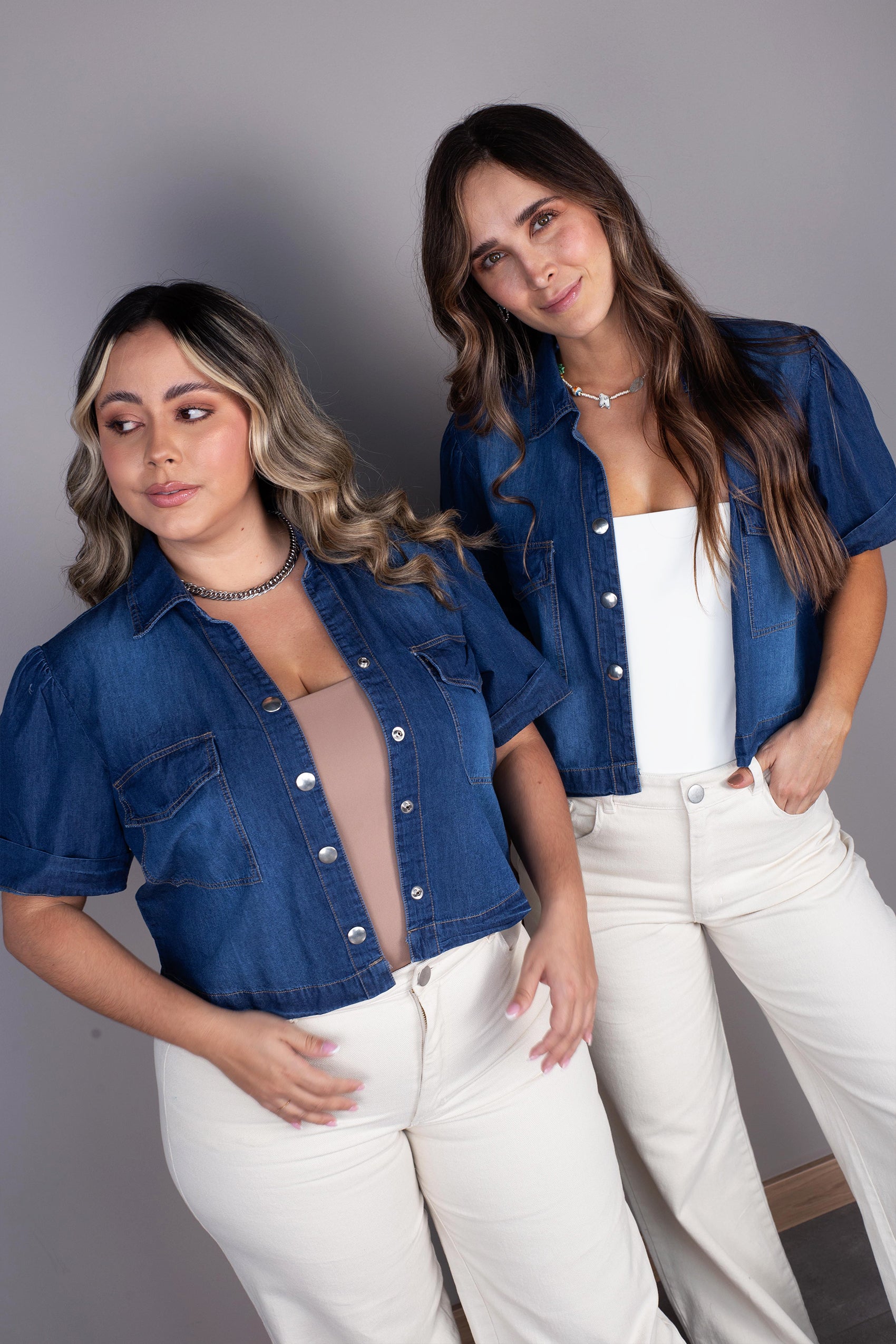 CAMISA CON BROCHES Y MANGA CORTA