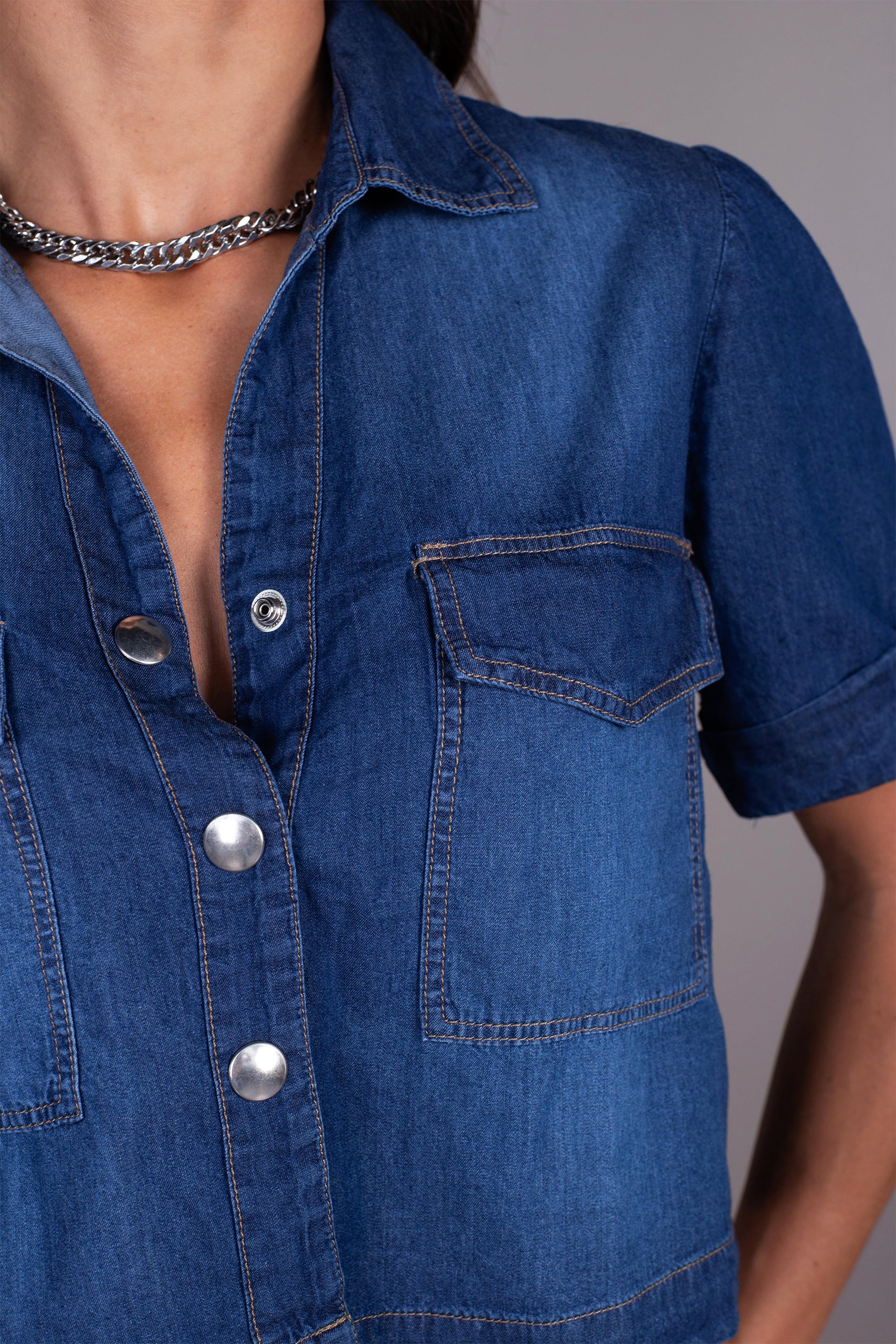 CAMISA CON BROCHES Y MANGA CORTA