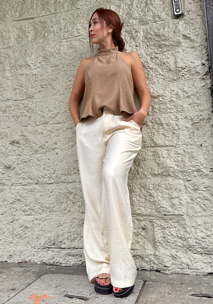 PANTALON SILUETA FLARE CON BOLSILLOS