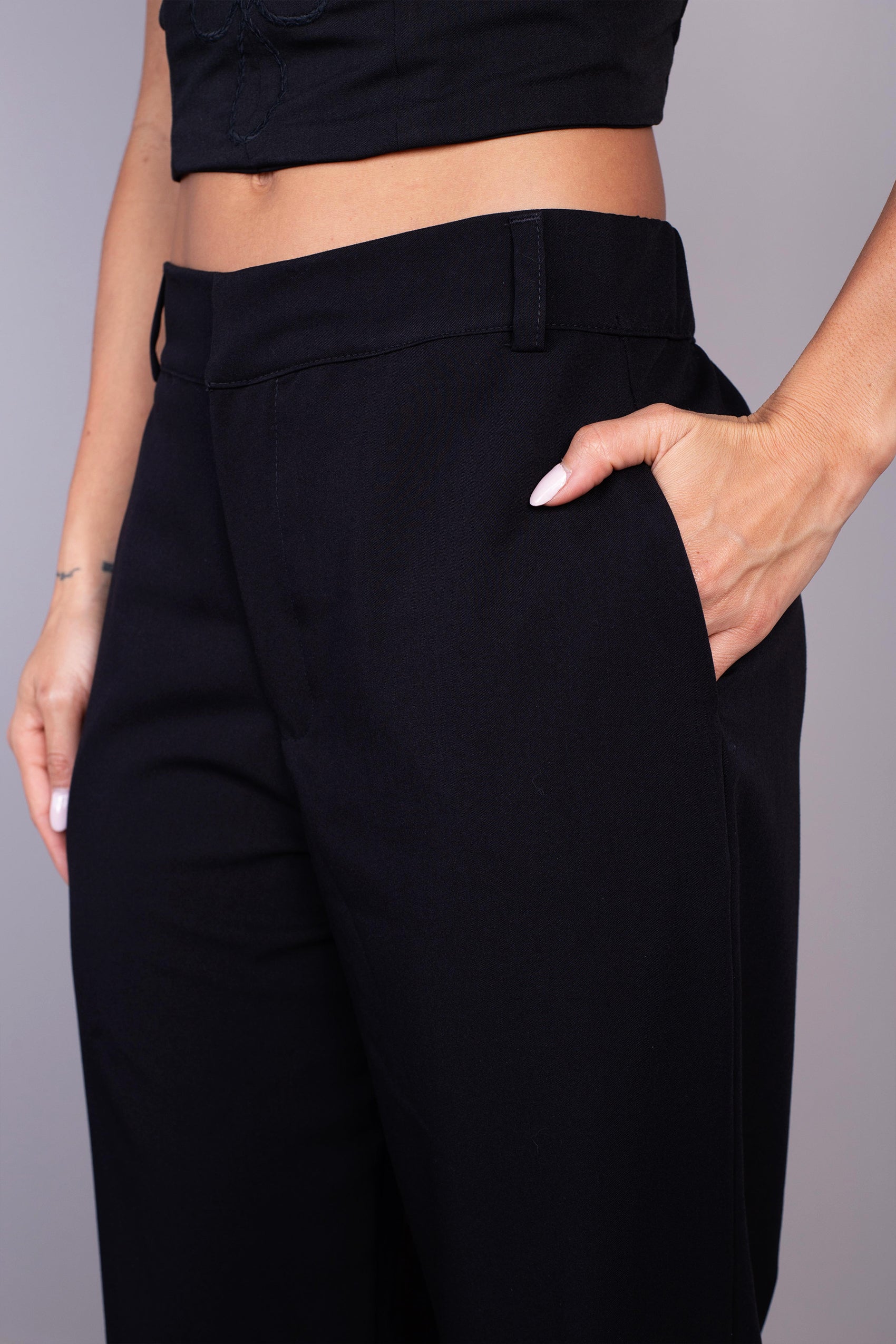 PANTALÓN BÁSICO SILUETA SUELTA