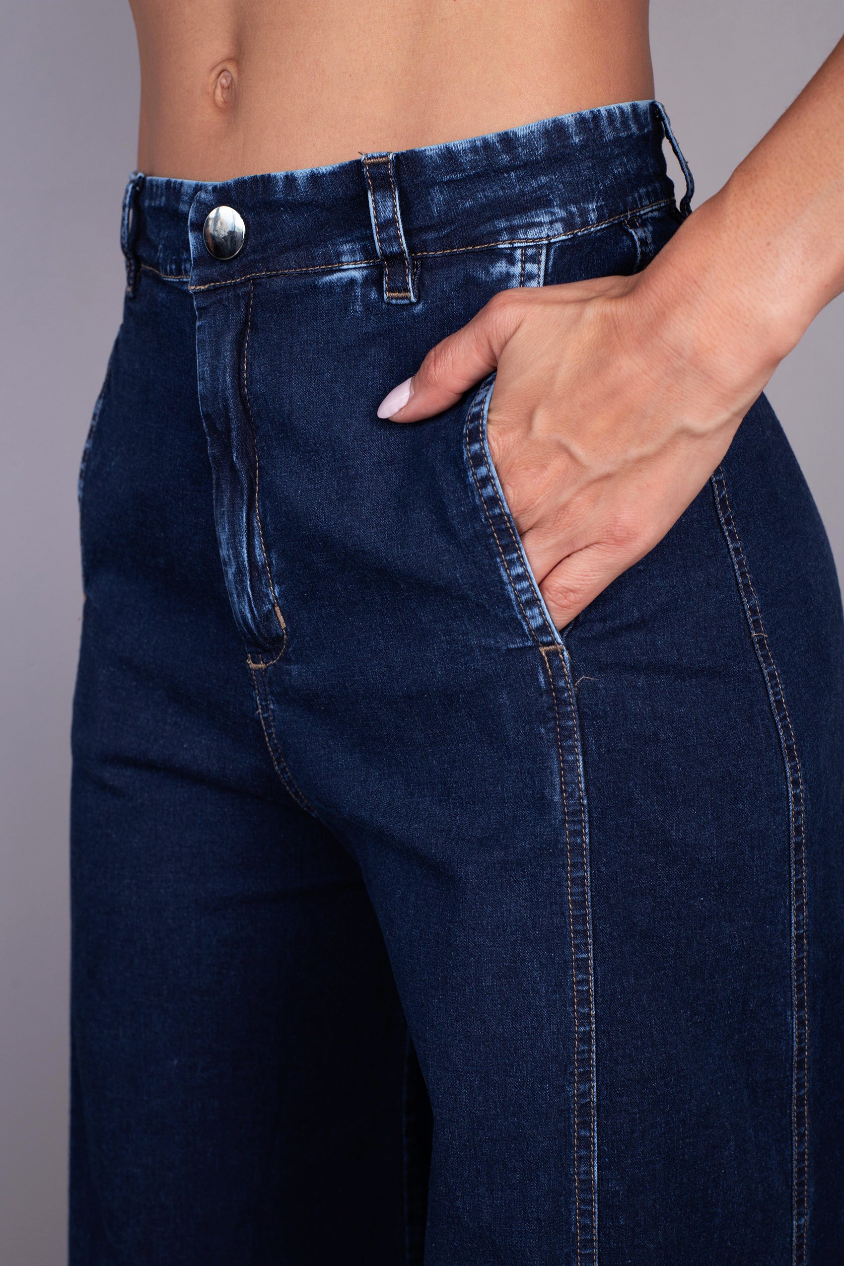 PANTALON SILUETA AMPLIA, CON CORTES EN COSTADO