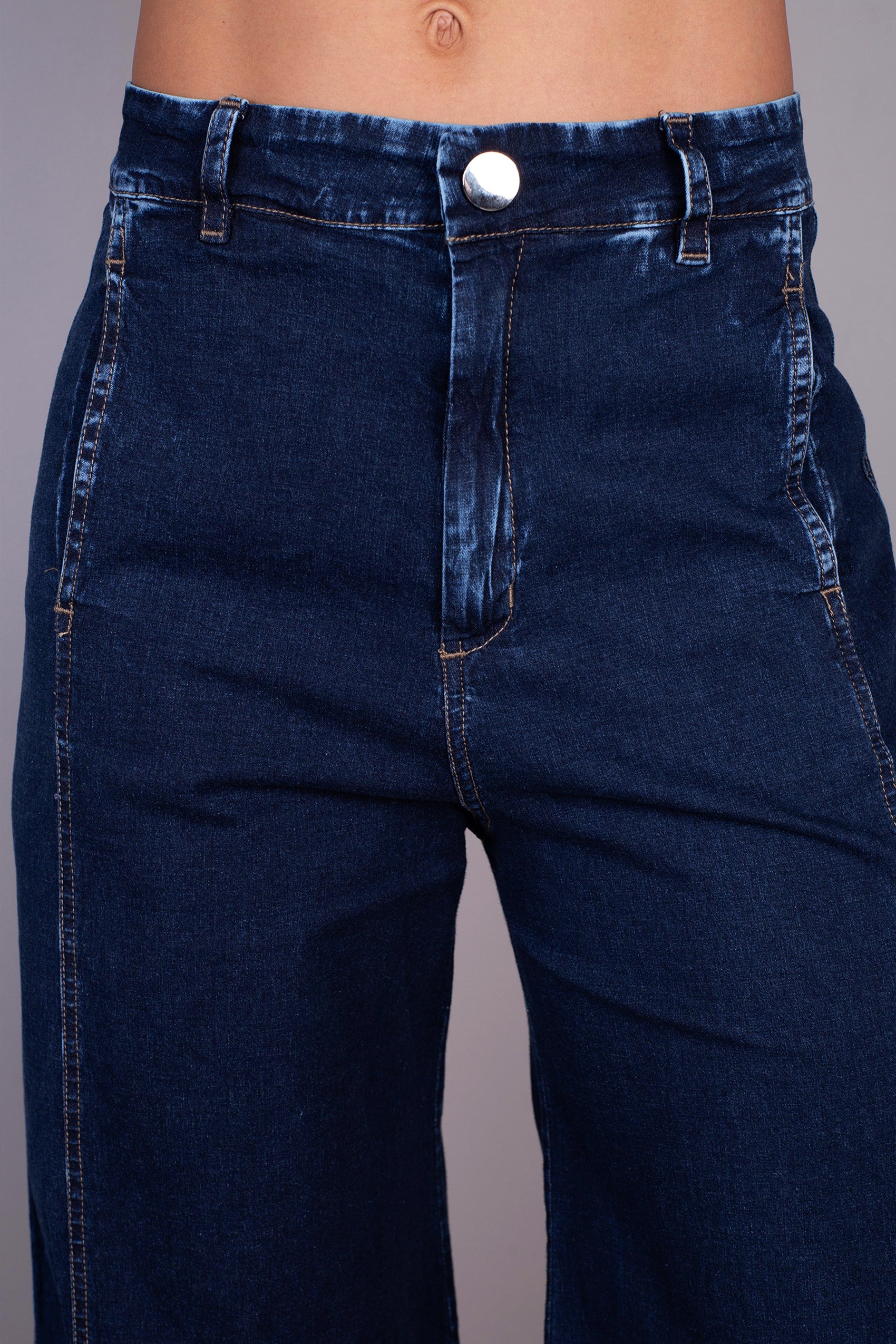 PANTALON SILUETA AMPLIA, CON CORTES EN COSTADO