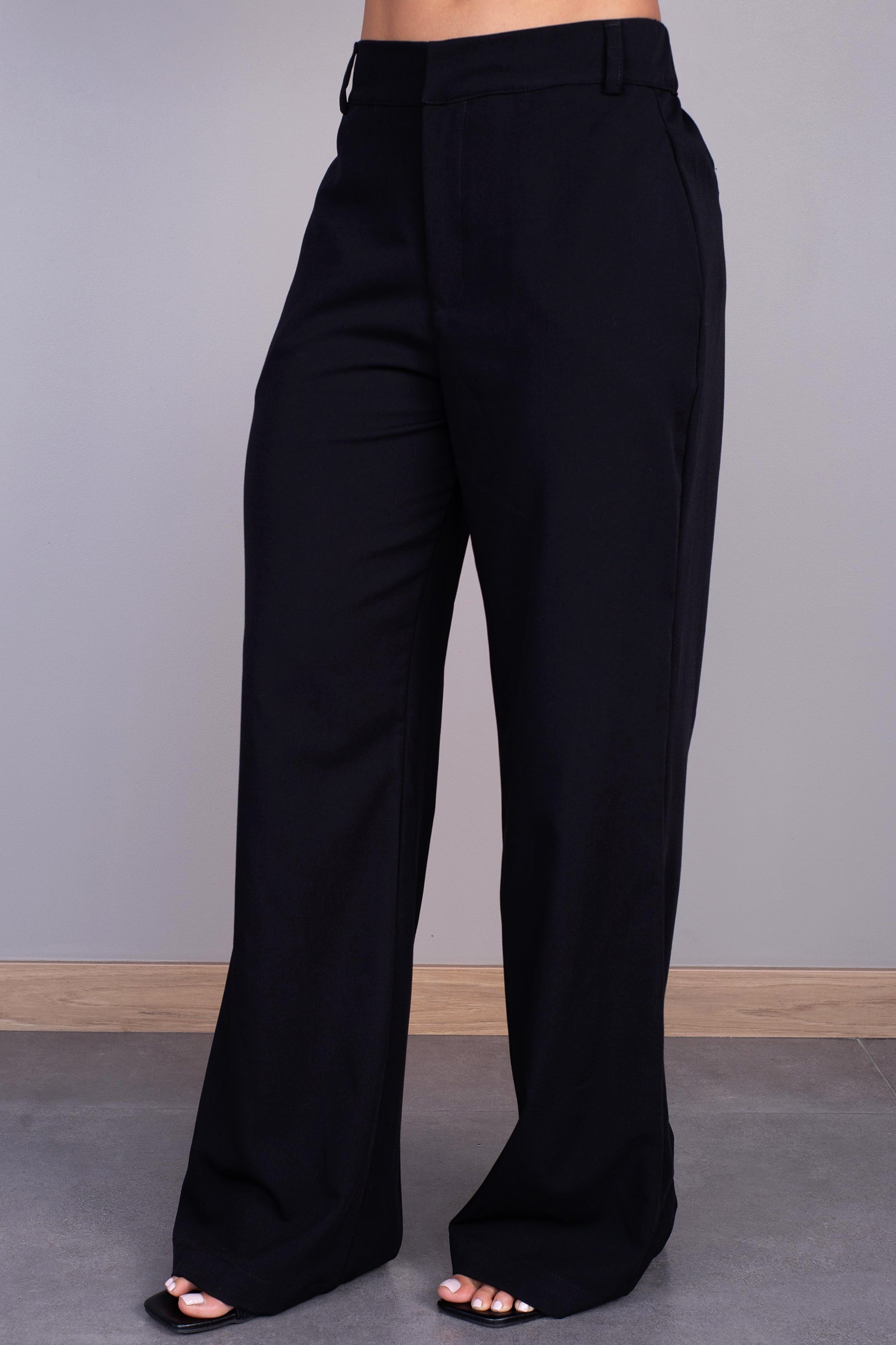 PANTALÓN BÁSICO SILUETA SUELTA