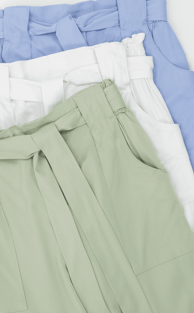 Pantalón tiro alto con cintura elástica, silueta semiajustada y largo tobillero.