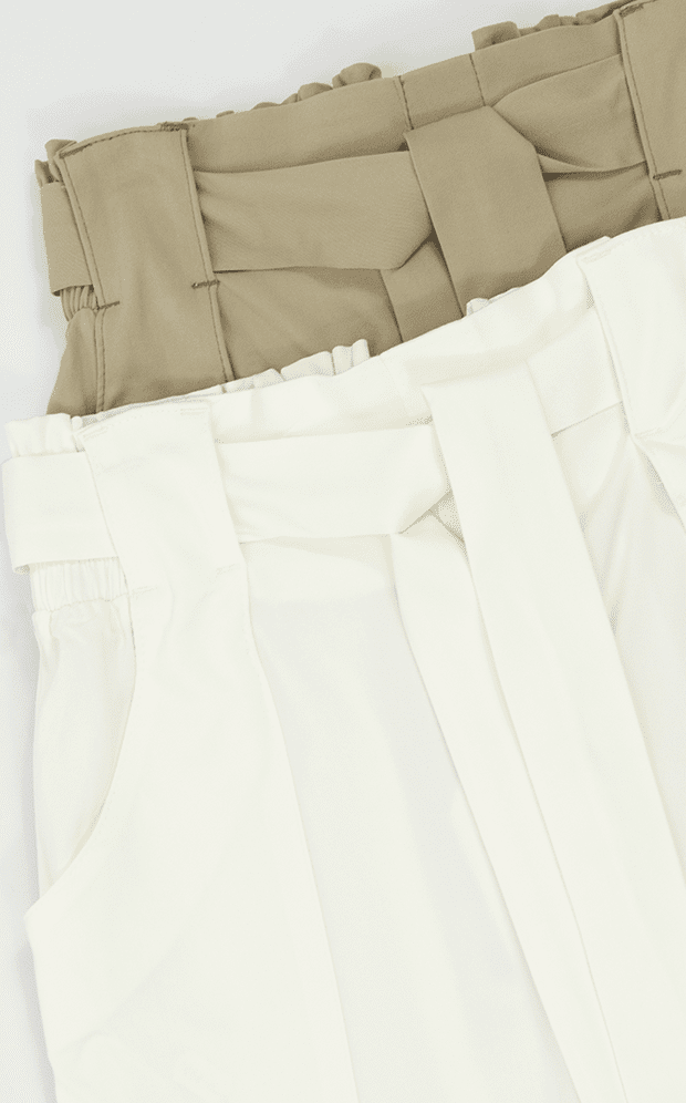 Pantalón tiro alto con cintura elástica, silueta semiajustada y largo tobillero.