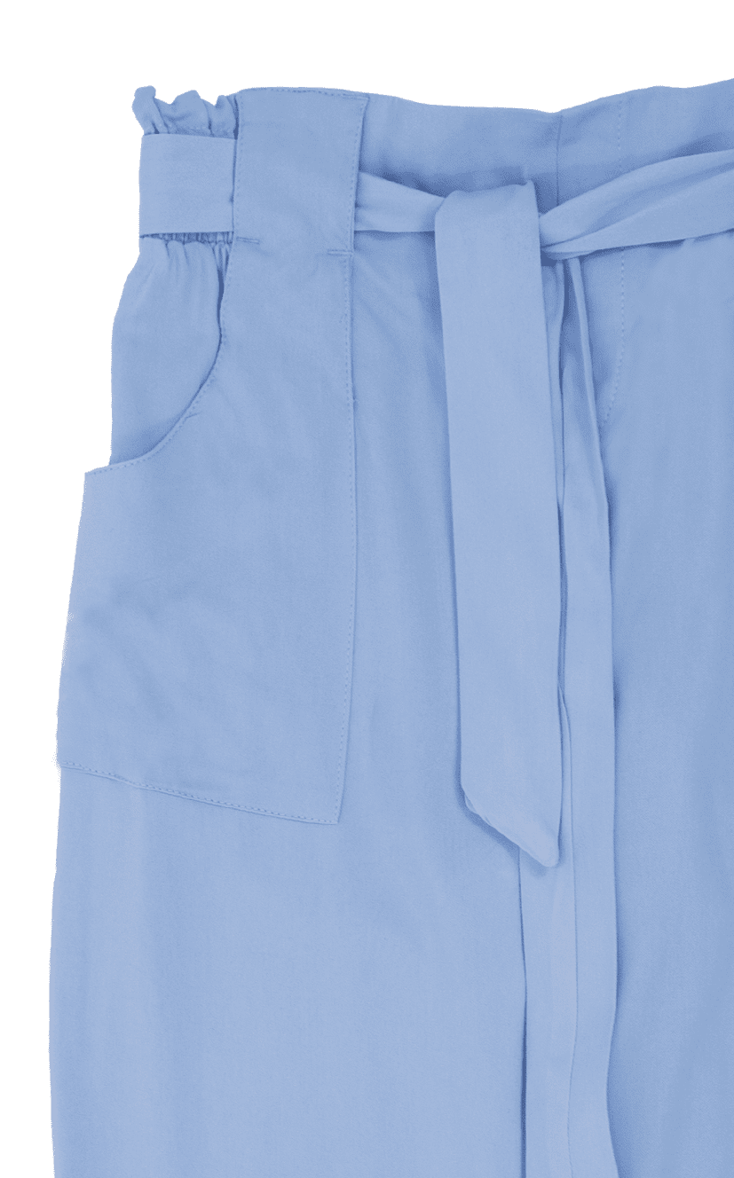 Pantalón tiro alto con cintura elástica, silueta semiajustada y largo tobillero.