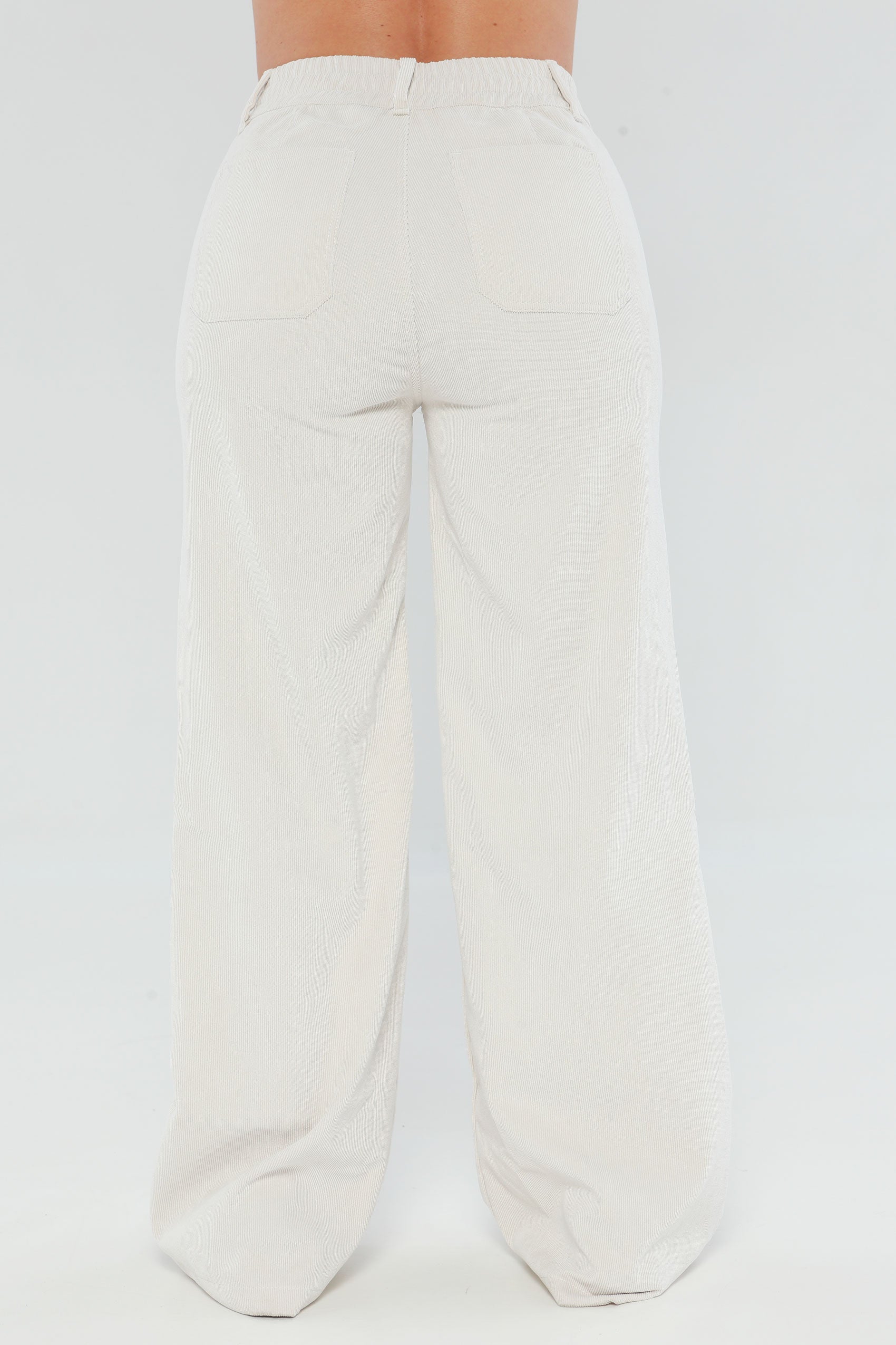 Pantalón tiro alto, en tela corduroy