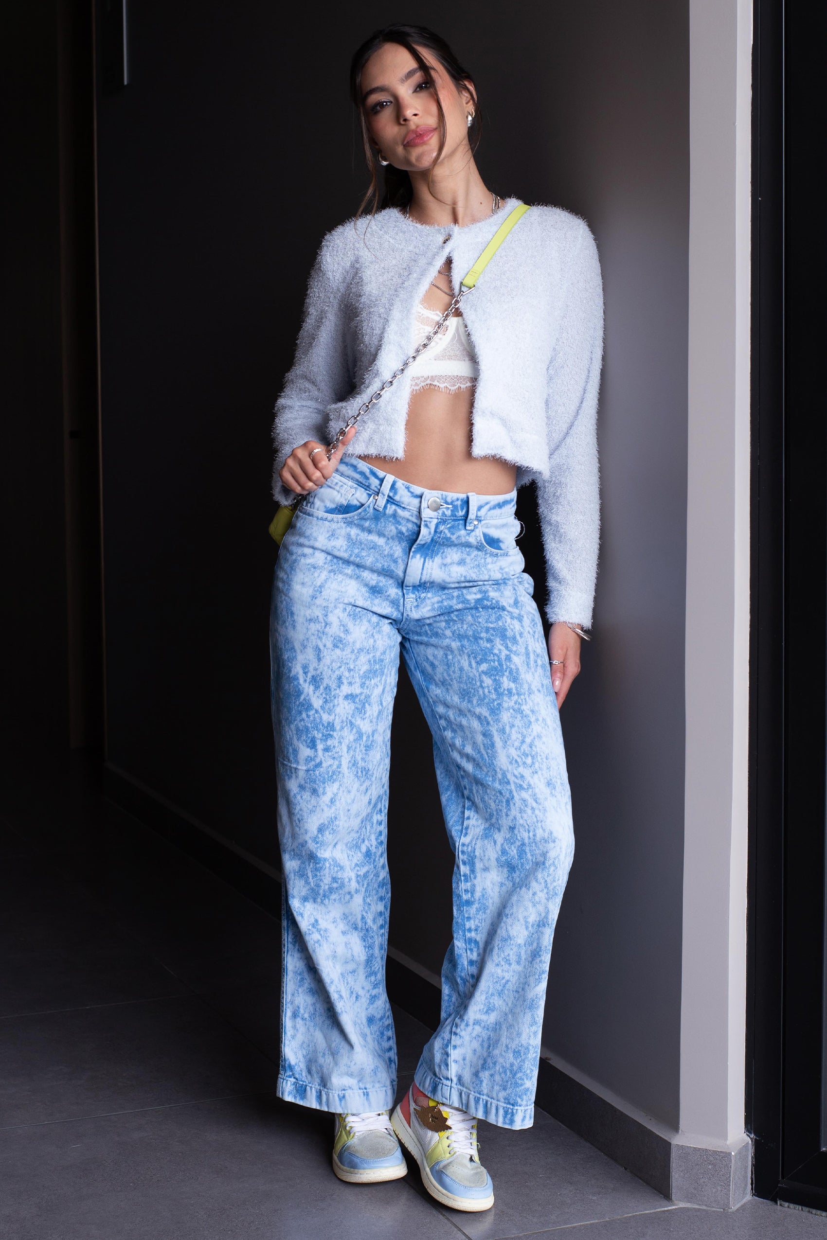 BUZO CUELLO REDONDO CON BOTÓN FRONTAL