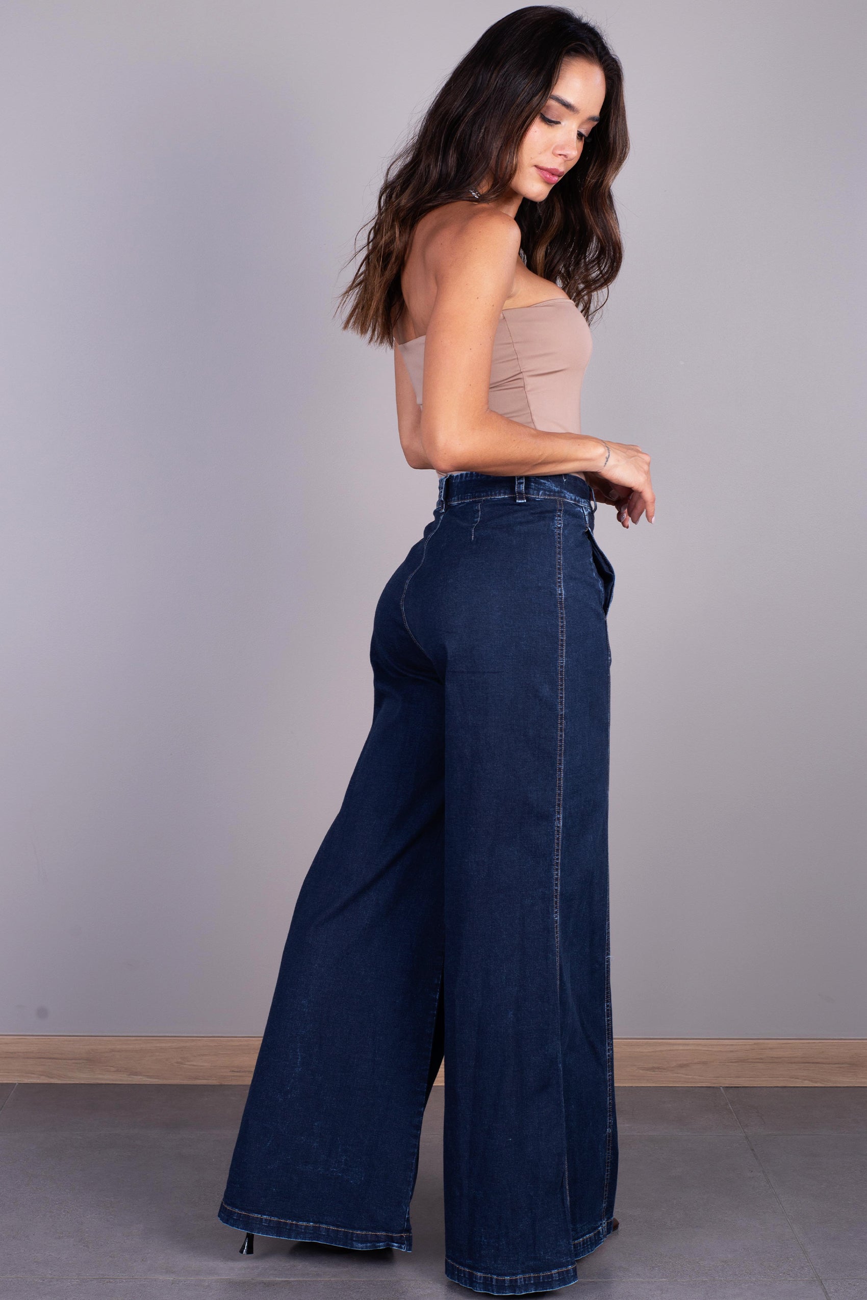 PANTALON SILUETA AMPLIA, CON CORTES EN COSTADO