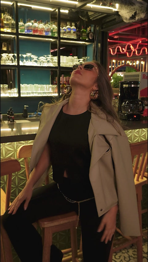 BLUSA MANGA SISA CON ABERTURA EN FRENTE Y BOTÓN EN ESPALDA