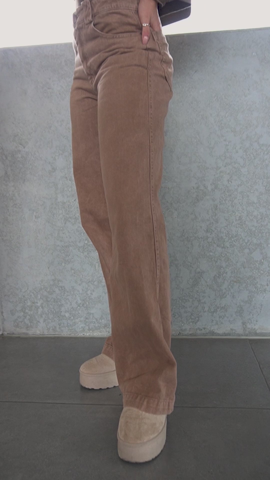 PANTALON SILUETA AMPLIA DOBLADILLO EN BOTA