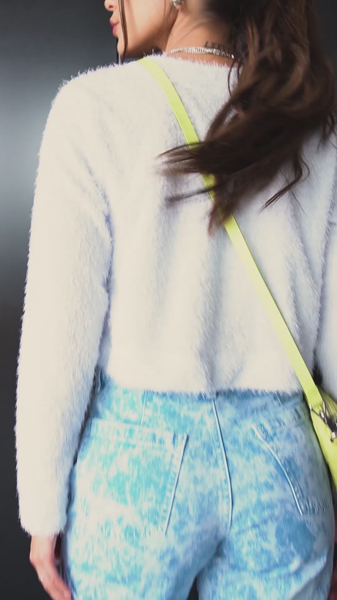 BUZO CUELLO REDONDO CON BOTÓN FRONTAL