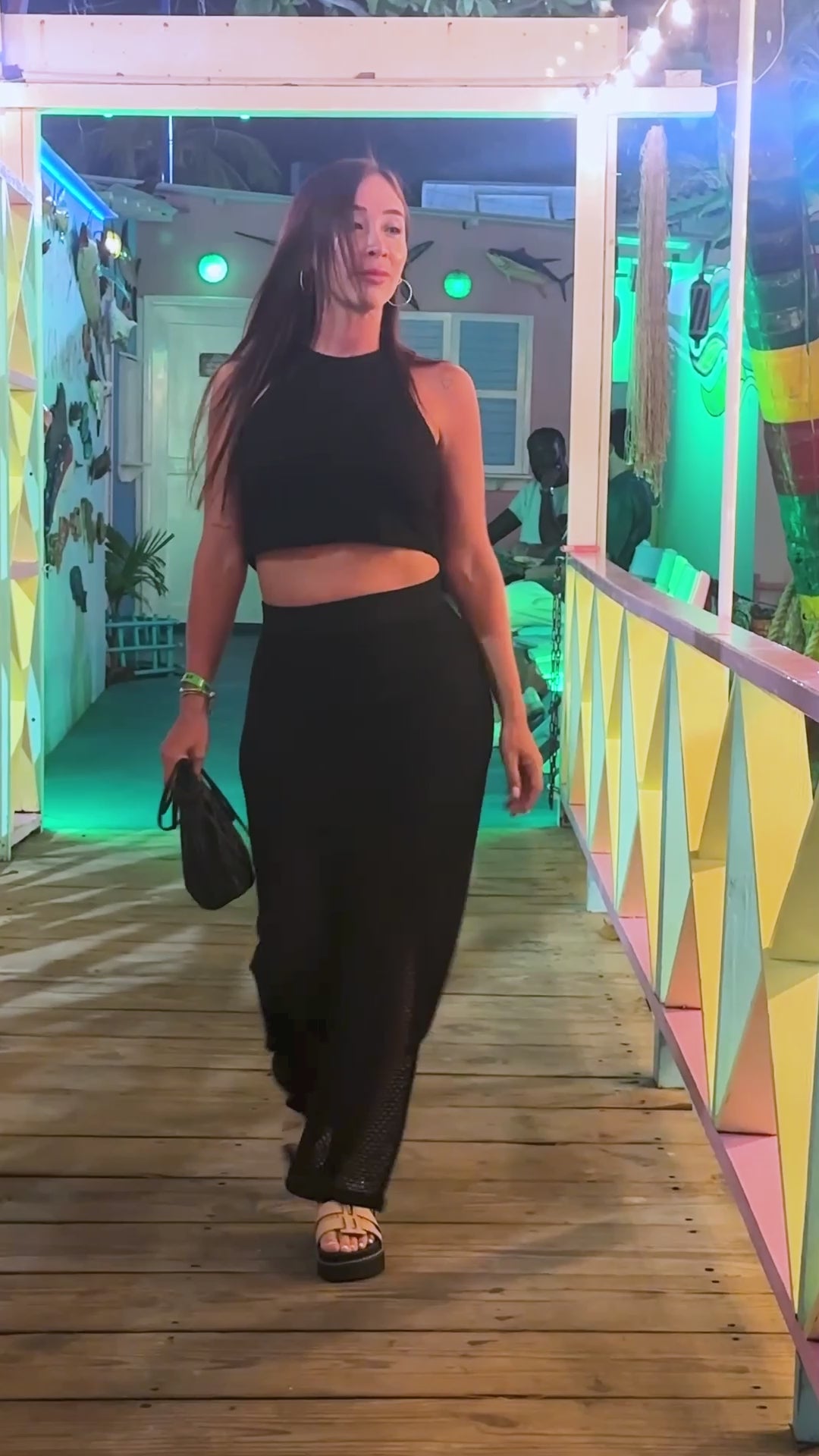 CONJUNTO FALDA CON ABERTURA EN COSTADO Y BLUSA ESQUELETO BASICA