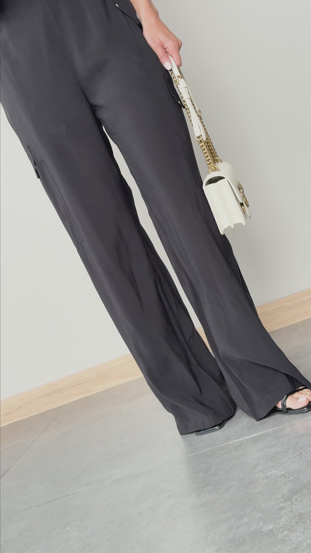 PANTALÓN SILUETA FLARE CON BOLSILLO