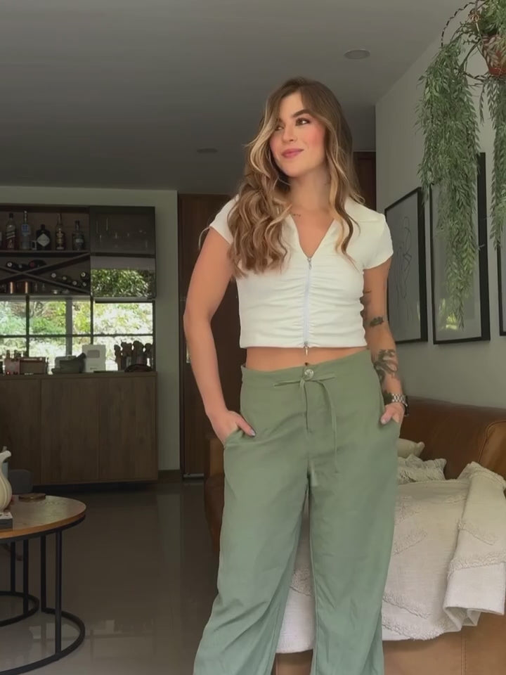 PANTALON CON CORDON AJUSTABLE EN DELANTERO Y CIERRE EN FRONTAL