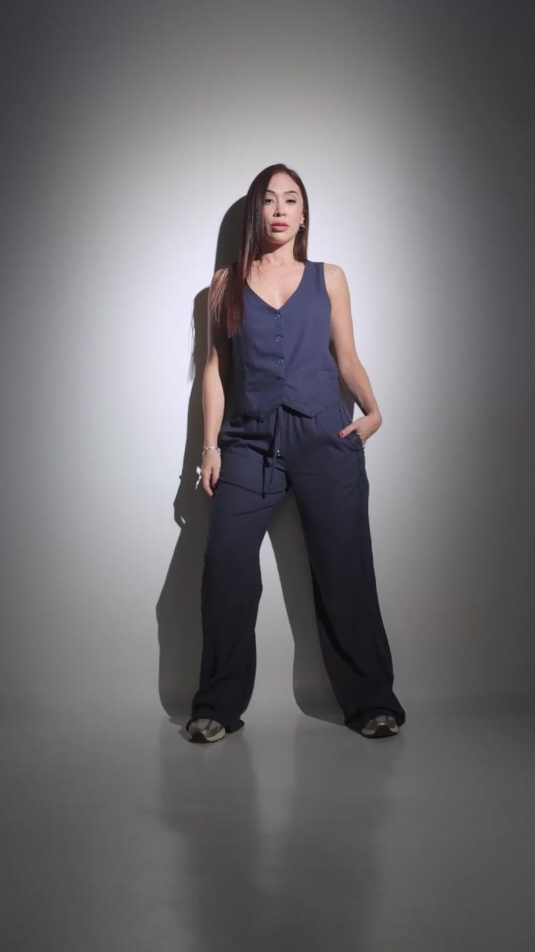 Pantalón silueta flared con cintura elástica, tela lino