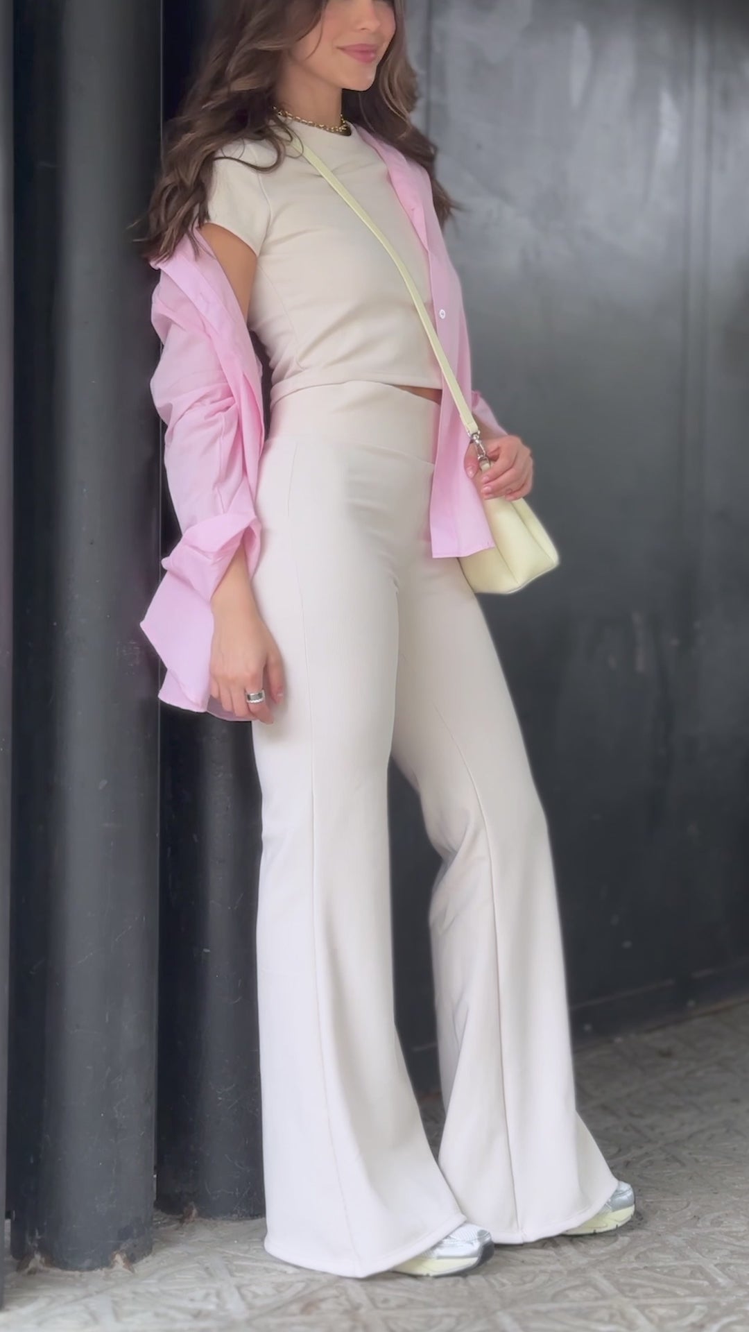CONJUNTO BOTA CAMPANA Y CAMISA BÁSICA