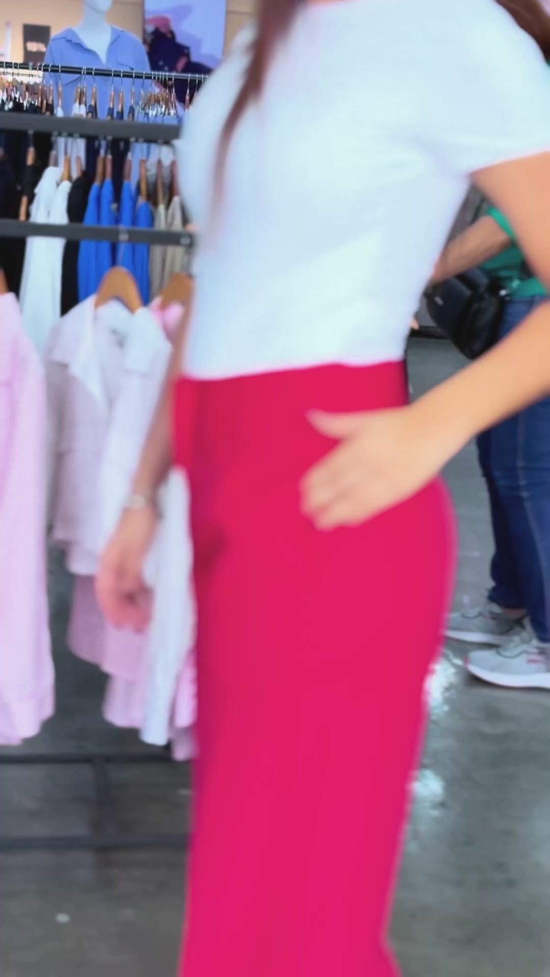 Pantalón silueta semiajustada sin pretina.