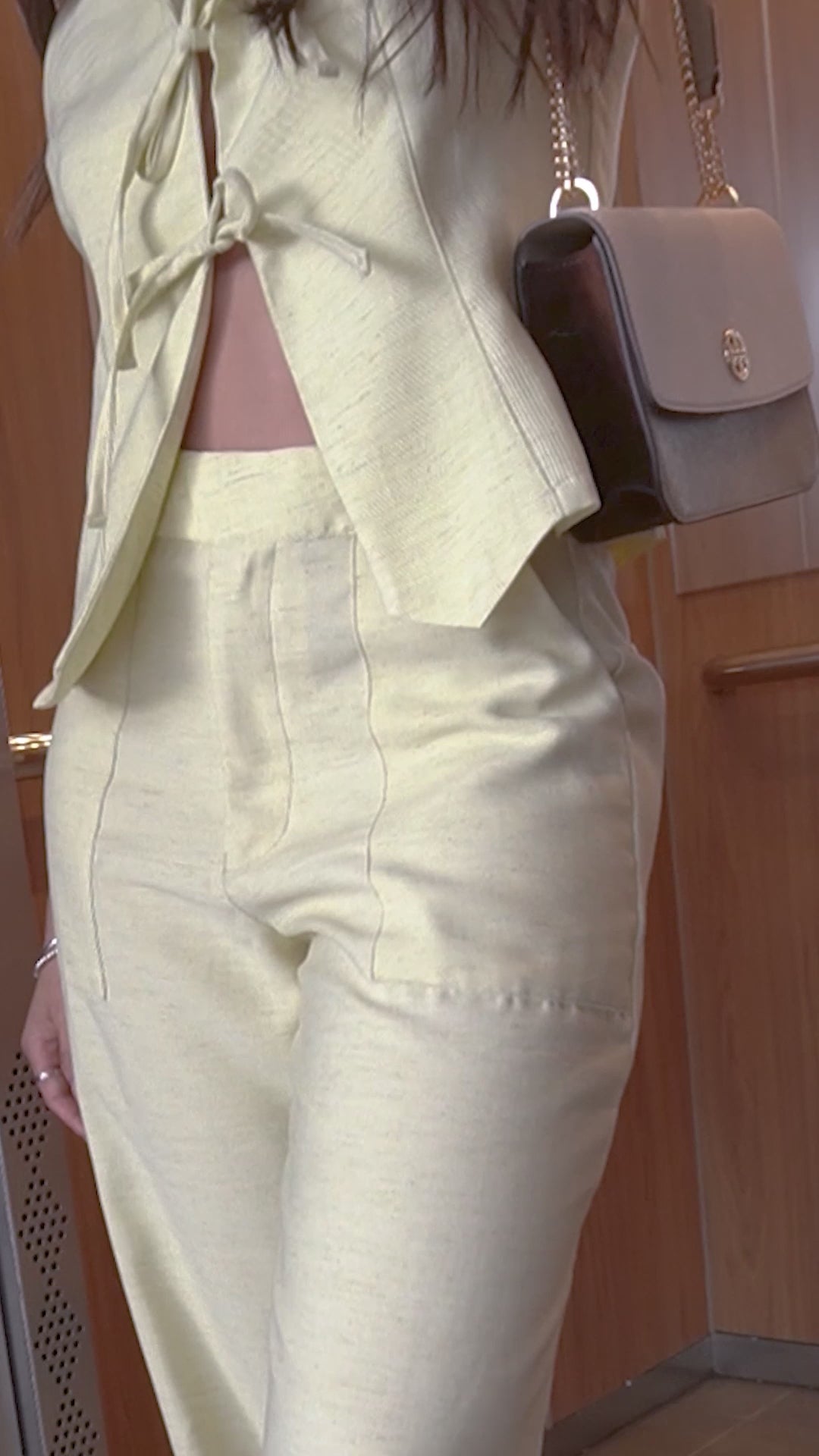 PANTALON SILUETA SEMIAMPLIA CON BOLSILLOS TIPO PARCHE