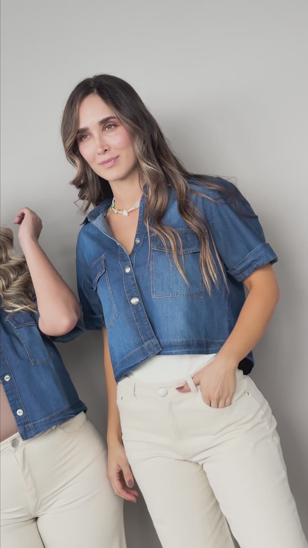 CAMISA CON BROCHES Y MANGA CORTA