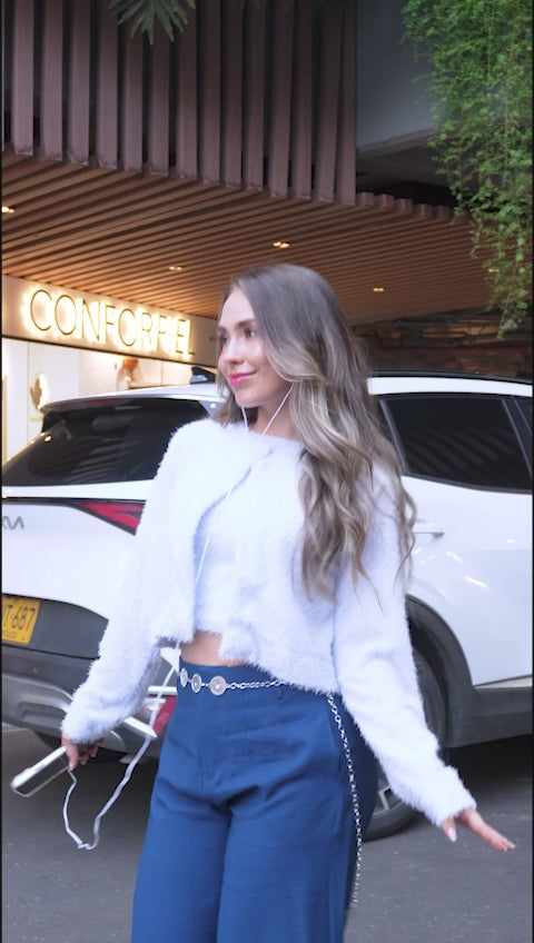 BUZO CUELLO REDONDO CON BOTÓN FRONTAL